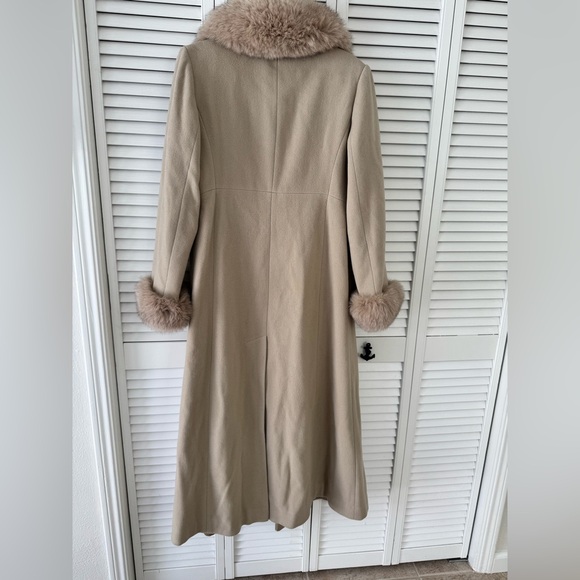 Marvin Richard’s Fur Coat - Picture 2 of 9